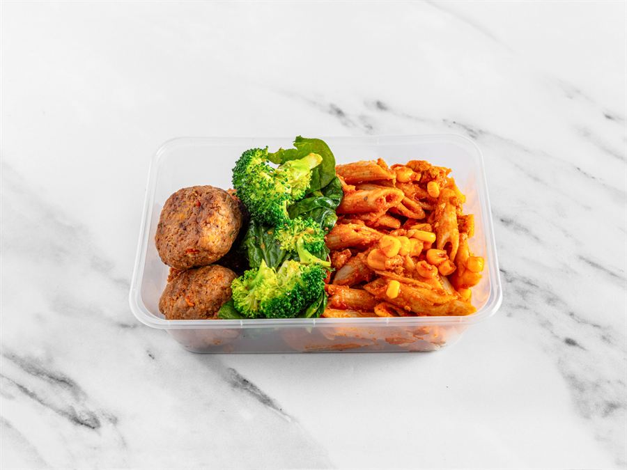 Chicken kofta meatballs with wholegrain pasta, broccoli and spinach
